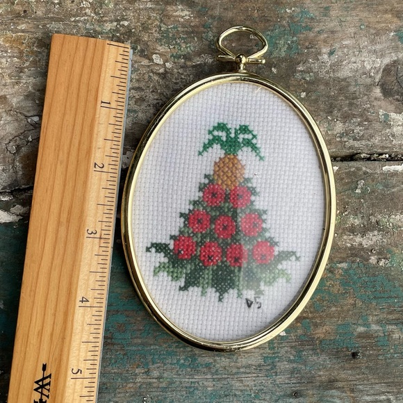 Cross-stitch Pineapple Tree small oval picture frame - Picture 3 of 5